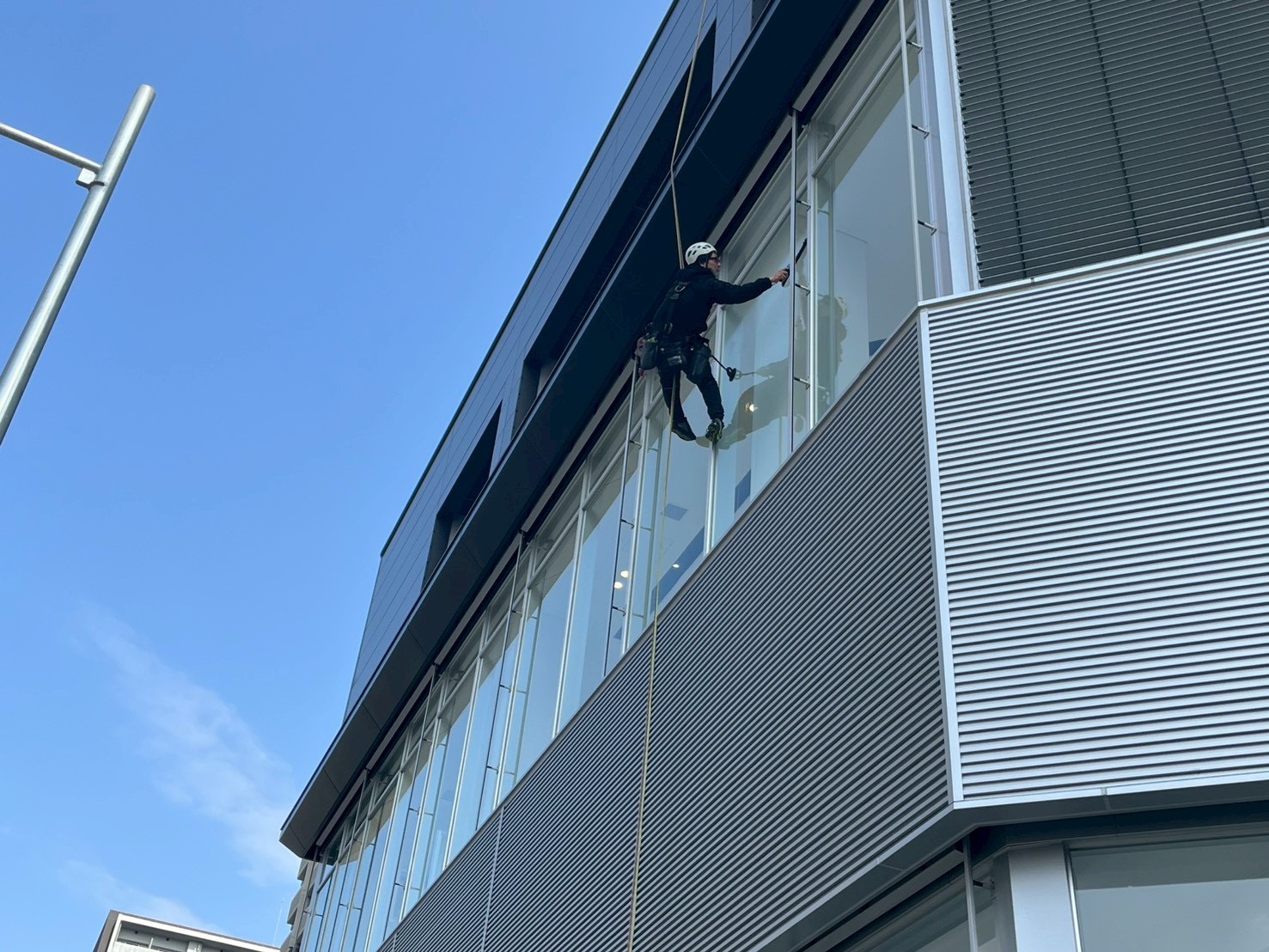 ショールーム　 定期ガラス清掃